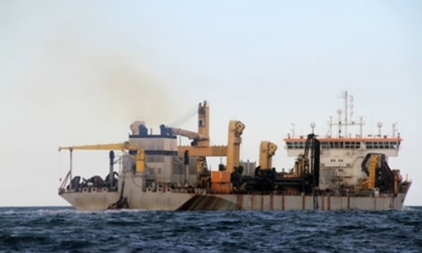 Nghệ An: Bắt quả tang tàu đổ chất thải xuống biển
